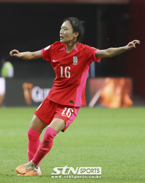 8일 서울 마포구 상암동 서울월드컵경기장에서 열린 대한민국 여자축구대표팀과 아이티의 평가전에서 대한민국 장슬기가 골을 넣고 있다. 사진┃뉴시스