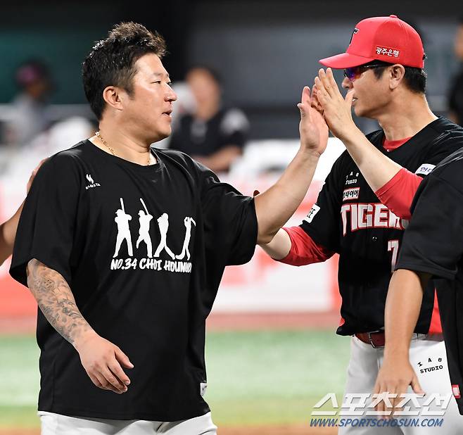 최고참 최형우 맹활약에 김종국 감독은 든든하다