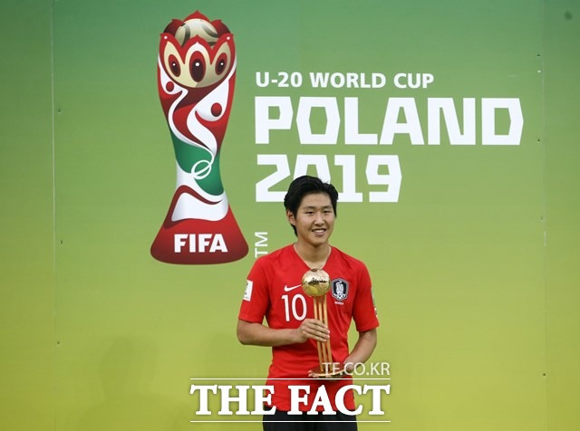 PSG는 이강인의 '슛돌이' 시절과 2019 U-20 폴란드 대회 활약에도 관심을 나타냈다. 사진은 이강인이 메시의 뒤를 따라 18세 나이로 FIFA U-20 월드컵 골든볼을 수상한 뒤 포즈를 취하고 있는 장면./우치(폴란드)=AP.뉴시스