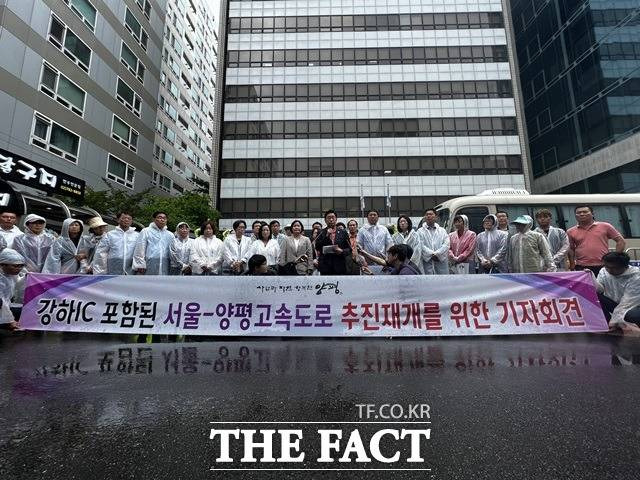 9일 전진선 양평군수는 서울 여의도 더불어민주당 당사 앞에서 최근 국토교통부의 서울-양평 고속도로 사업 중단 발표에 따른 군의 입장을 발표하고 정치권의 '정치 쟁점화 중단'을 촉구했다./양평군