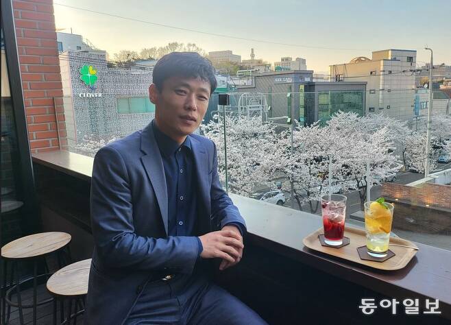 올해 초 서울에서 열린 한 행사에 참가했다가 인근 카페에서 사진을 남긴 강윤철 씨.