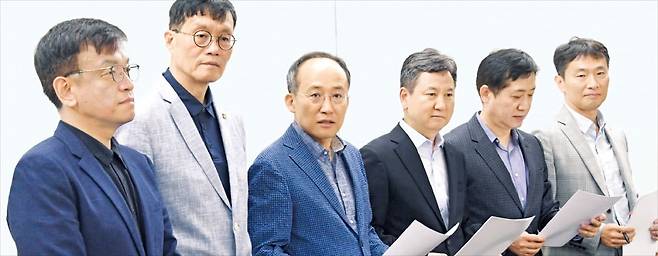 < 확대 거시경제·금융 간담회…새마을금고 현안 점검 > 추경호 부총리 겸 기획재정부 장관은 9일 서울 명동 은행연합회에서 확대 거시경제·금융현안 간담회를 열고 새마을금고 예·적금 유출입 동향 등을 점검했다. 왼쪽부터 최상목 대통령 경제수석, 이창용 한국은행 총재, 추 부총리, 한창섭 행정안전부 차관, 김주현 금융위원장, 이복현 금융감독원장.  기획재정부 제공