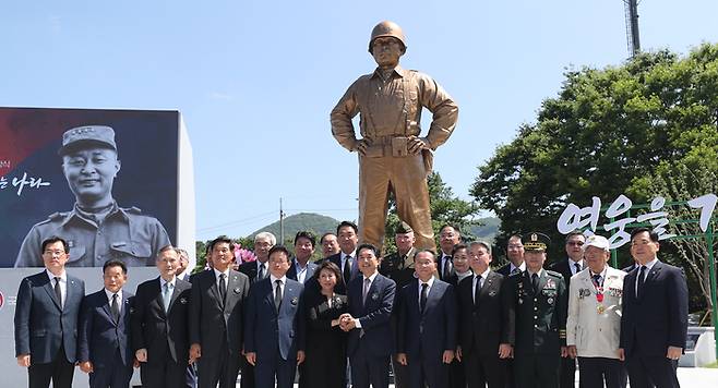 경북 칠곡 다부동 전적 기념관에서 5일 열린 백선엽 장군의 동상 제막식에서 박민식 보훈부 장관, 백선엽 장군의 장녀 백남희 여사, 이철우 경북도지사, 이종섭 국방부 장관, 국민의힘 윤재옥 원내대표 등 내빈들이 제막 후 기념 촬영을 하고 있다. 연합뉴스