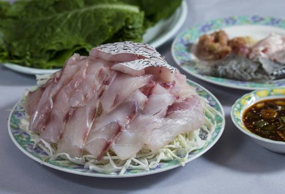A full plate of raw mineo, a type of croaker fish found in Mokpo costs 50,000 won ($38.20) at Yeongran Hoetjip. [JOONGANG PHOTO]