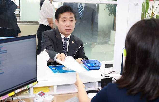 김주현 금융위원장이 7일 오전 서울 사직동 새마을금고 본점에 방문해 예금하고 있다.   금융위원회 제공