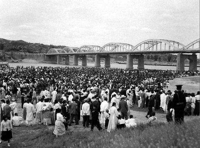 1958년 한국전쟁으로 파괴된 한강대교 복구 준공식에 구름떼 같은 인파가 몰려 있다. [서울역사편찬원]