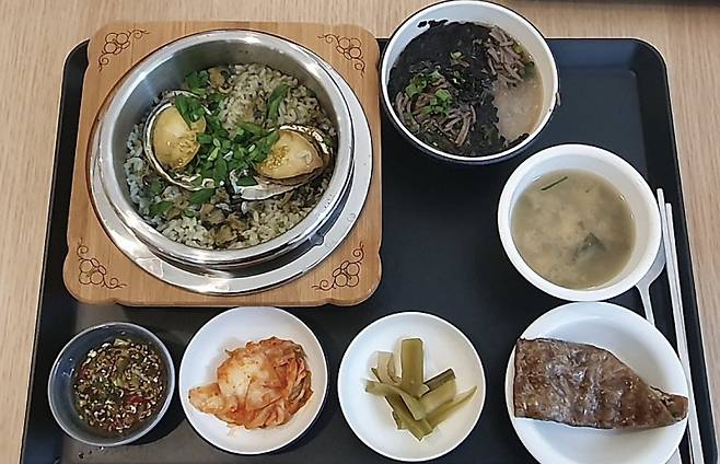 서울 강남구 개포동 개포자이프레지던스가 지난 1일부터 단지 내 식당에서 중석식 서비스를 운영하기 시작했다. 개포자이프레지던스 아파트 식당에서 제공되는 식사 모습. [온라인 커뮤니티 갈무리]