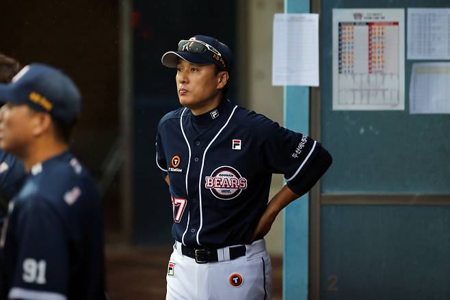 지난 4일 경북 포항야구장에서 열린 KBO 프로야구 두산 베어스와 삼성 라이온스의 경기. 이승엽 두산 감독이 경기를 지켜보고 있다. [연합]