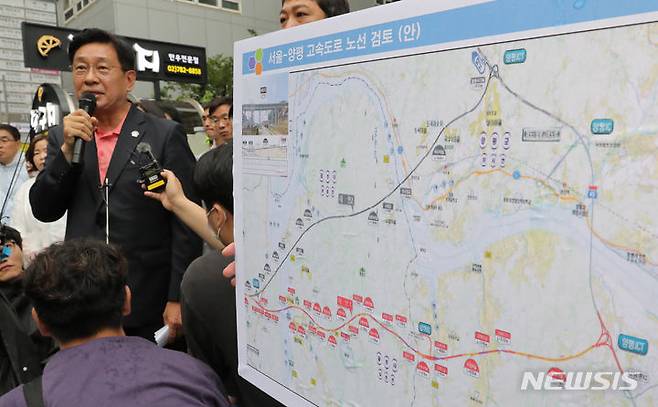 더불어민주당사 앞에서 서울~양평고속도로 추진 재개를 촉구하는 전진선 양평군수.[서울=뉴시스] 김금보 기자 = 전진선 양평군수가 9일 오전 서울 여의도 더불어민주당 당사 앞에서 열린 '강하IC 포함된 서울-양평고속도로 추진재개를 위한 기자회견'에서 질문에 답하고 있다. 2023.07.09. kgb@newsis.com