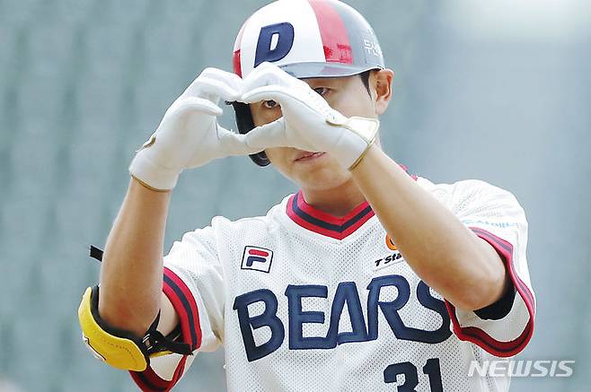 [서울=뉴시스] 최동준 기자 = 9일 서울 잠실야구장에서 열린 2023 KBO 리그 두산 베어스 대 키움 히어로즈의 경기, 1회말 두산 선두 타자 정수빈이 안타를 친 뒤 세리머니를 하고 있다. 2023.07.09. photocdj@newsis.com