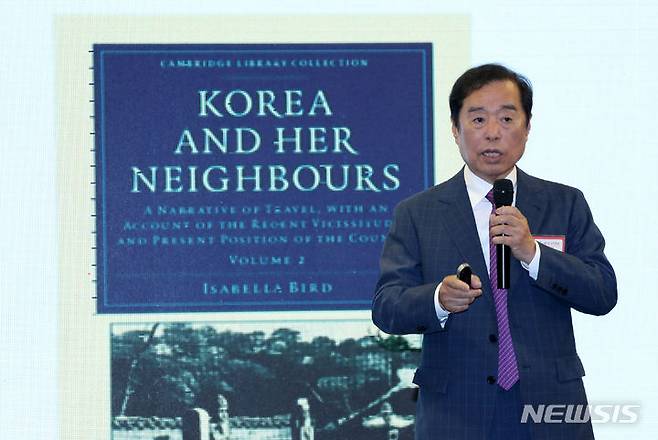 강연하는 김병준 전국경제인연합회 회장 직무대행[서울=뉴시스] 고범준 기자 = 김병준 전국경제인연합회 회장 직무대행이 15일 오전 서울 여의도 국민일보 대강당에서 열린 제1회 포럼 새미준 조찬 정기세미나에서 '높은 혁신역량과 열정이 위대한 국민, 그 위대함이 더욱 빛나게 할 자유의 나라' 주제로 강연하고 있다. 2023.06.15. bjko@newsis.com