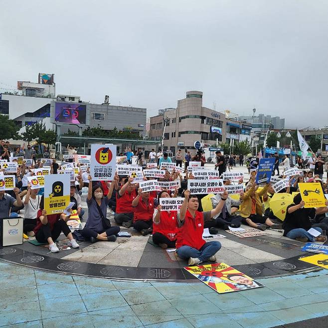 일본방사성오염수해양투기저지 광주전남 공동행동은 지난 8일 여수 이순신광장에서 집회를 열고 오염수 반대에 대한 지역민들의 결의를 모았다. 진보당 여수시위원회 제공