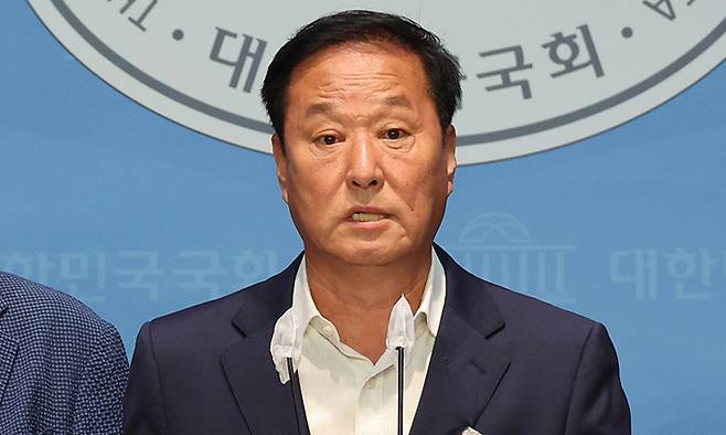 정동균 전 양평군수가 9일 서울 여의도 국회 소통관에서 열린 더불어민주당 서울-양평 고속도로 특혜의혹 진상규명 TF의 긴급기자회견에서 발언하고 있다. 연합뉴스