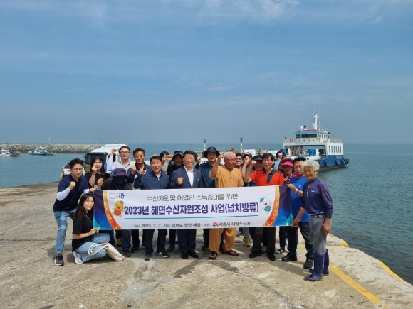 시흥시가 오이도 해상에 광어류 약 114만 마리를 방류했다. 시흥시청 제공