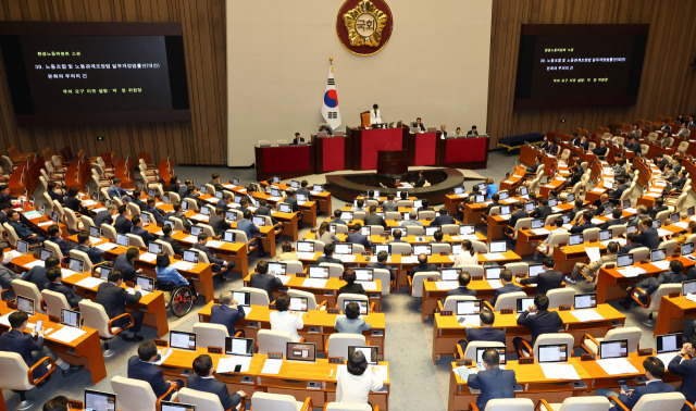 지난달 30일 열린 국회 본회의에서 ‘노란봉투법(노동조합 및 노동관계 조정법 개정안)’ 부의 여부를 처리하고 있다. 권욱 기자