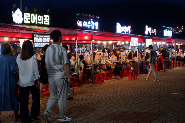 8일 저녁 전남 여수의 대표적인 관광지인 낭만포차가 관광객들로 붐비고 있다. 여수=정유민 기자