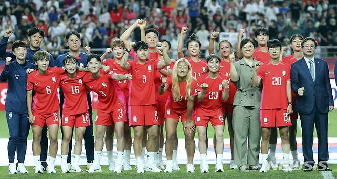 한국 여자축구대표팀 선수들이 출정식 기념촬영을 하고 있다. /사진=뉴시스