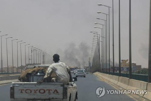 검은 연기가 피어오르는 수단 하르툼 북부 옴두르만 [로이터 연합뉴스 자료사진, 재판매 및 DB 금지]