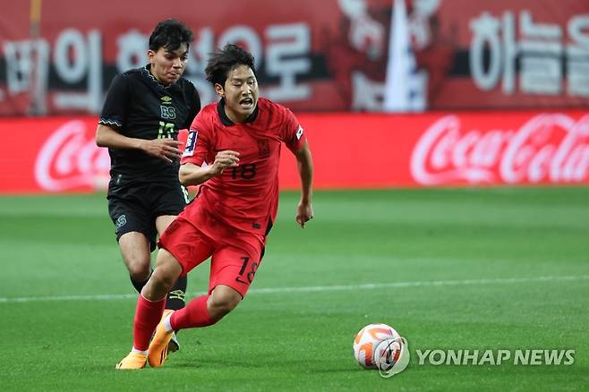 드리블 하는 이강인 (대전=연합뉴스) 신현우 기자 = 20일 대전월드컵경기장에서 열린 축구 국가대표팀 평가전 한국과 엘살바도르의 경기. 이강인이 드리블하고 있다. 2023.6.20 nowwego@yna.co.kr