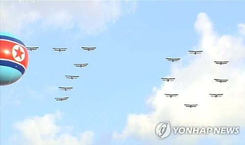 북한, 열병식서 AN-2기 비행  (서울=연합뉴스) 북한 노동당 창건 70주년 기념 열병식이 열린 2015년 10월 10일 오후 평양 김일성 광장 위로 AN-2기가 편대를 짜서 노동당 70주년을 기념하는 '70'이라는 글자를 하늘에 그리며 비행하고 있다. 2015.10. 10