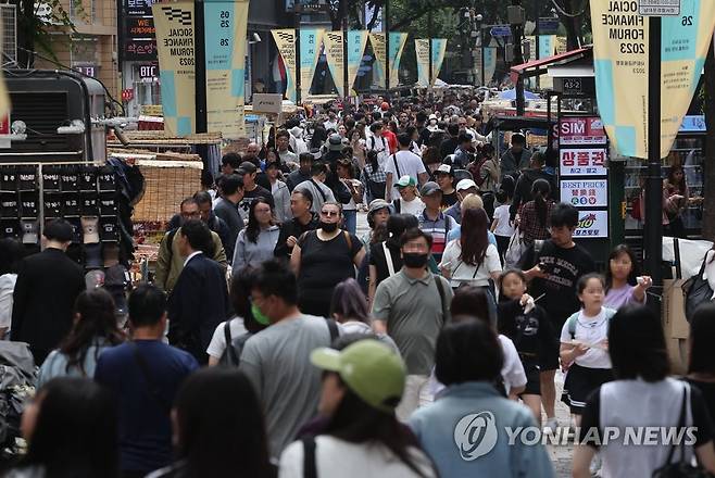 코로나 전으로 돌아간 명동 (서울=연합뉴스) 류영석 기자 = 코로나19로 극심한 침체를 겪던 명동 거리가 최근 외국인 관광객이 증가하며 활기를 띄는 가운데 주말인 21일 오후 서울 명동 거리에 외국인 관광객 등 방문객들이 걸어가고 있다.
    서울관광재단에 따르면 지난 3∼4월 명동관광정보센터 이용객은 4천920명으로 지난해 같은 기간보다 173% 증가했다. 이 가운데 외국인은 4천252명으로 86%를 차지했다. 2023.5.21 ondol@yna.co.kr