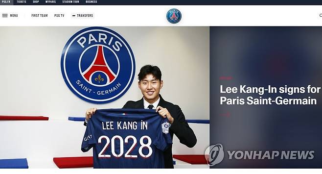 PSG 홈페이지 메인화면 장식한 이강인 (서울=연합뉴스) 한국 축구의 미래로 손꼽히는 '막내형' 이강인(22)이 마요르카(스페인)를 떠나 '프랑스 명가' 파리 생제르맹(PSG) 유니폼으로 갈아입었다.
    PSG는 9일(한국시간) 구단 인터넷 홈페이지를 통해 "마요르카와 이적 작업을 마무리했다. 이강인과 2028년까지 계약했다"고 밝혔다. 
    사진은 파리 생제르맹 홈페이지 메인 화면을 장식한 이강인. 2023.7.9 [파리 생제르맹 구단 홈페이지 캡처. 재판매 및 DB 금지] photo@yna.co.kr