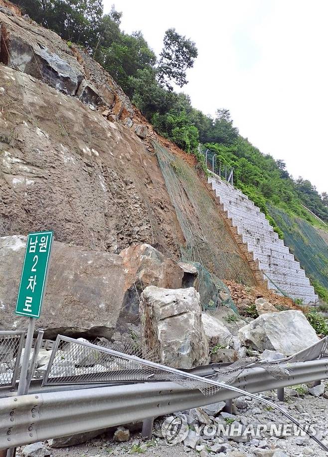 자동자전용도로에 낙석 (완주=연합뉴스) 지난 8일 전북 완주군 상관면 전주대체우회도로에 돌과 흙이 흘러내려 있다.  2023.7.8 [전북소방본부 제공. 재판매 및 DB 금지]
 kan@yna.co.kr
 (끝)