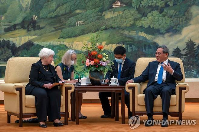 베이징서 만난 리창 中 총리와 옐런 美 재무장관 (베이징 AFP=연합뉴스) 리창 중국 총리(오른쪽)와 재닛 옐런 미국 재무장관이 7일 중국 베이징 인민대회당에서 대화를 나누고 있다. 옐런 장관은 이날 중국과 공정한 규칙에 기반을 둔 건전한 경쟁을 원한다는 입장을 피력했다. 2023.07.07 danh2023@yna.co.kr