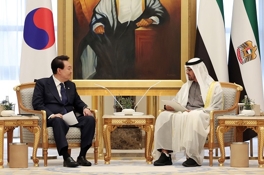 지난 1월 아랍에미리트(UAE)를 국빈 방문 중인 윤석열 대통령이 아부다비 대통령궁에서 모하메드 빈 자이드 알 나하얀 대통령과 확대 회담을 하고 있다. (출처 : 뉴시스)