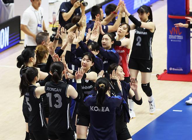 지난 2일 경기도 수원시 권선구 서수원칠보체육관에서 열린 2023 국제배구연맹(FIVB) 발리볼네이션스리그(VNL) 한국과 폴란드의 경기. 세트스코어 0-3으로 패한 한국 선수들이 경기가 끝난 후 하이파이브 하고 있다. (사진=연합뉴스)