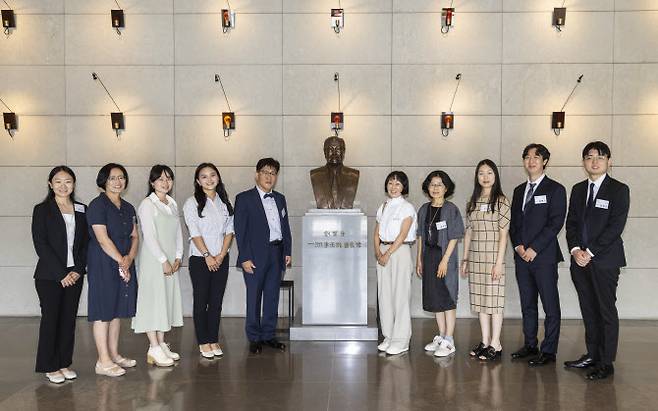 이우진(왼쪽 다섯번째) 일주학술문화재단 이사장이 지난 6일 서울 종로구 흥국생명빌딩에서 열린 2023년도 제31기 해외박사 장학생 장학증서 수여식에서 학생들과 기념촬영하고 있다. (사진=태광그룹)