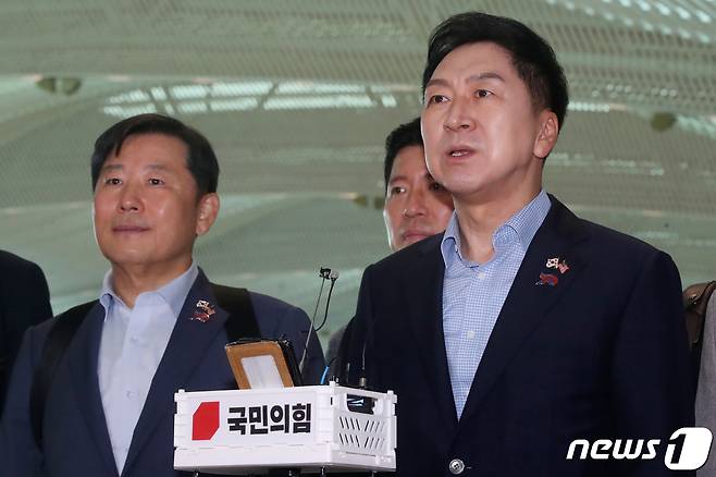 김기현 국민의힘 대표가 10일 오전 인천국제공항에서 미국 워싱턴으로 출국 전 취재진 질문에 답하고 있다. 2023.7.10/뉴스1 ⓒ News1 황기선 기자