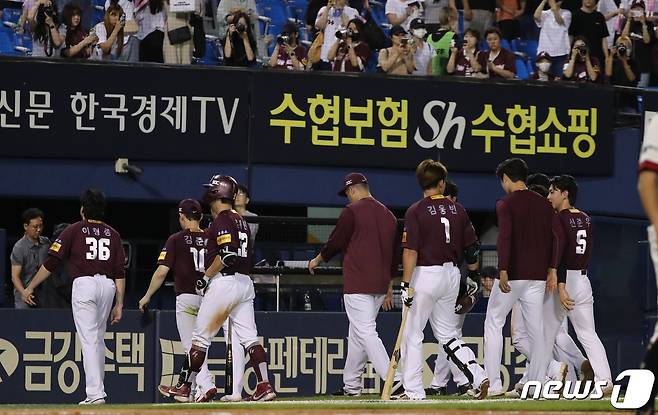 9일 오후 서울 송파구 잠실야구장에서 열린 2023 신한 SOL KBO리그 키움 히어로즈와 두산 베어스의 경기, 2대9 대패를 당하며 4연패에 빠진 키움 선수들이 그라운드를 빠져나가고 있다. 2023.7.9/뉴스1 ⓒ News1 김진환 기자