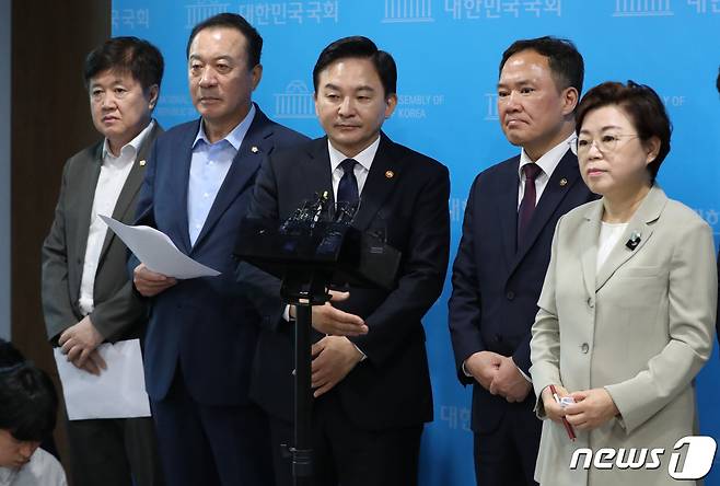 원희룡 국토교통부 장관이 6일 오전 서울 여의도 국회 소통관에서 '서울~양평 고속도로에 대한 뉴스' 관련 취재진의 질문을 받고 있다. 2023.7.6/뉴스1 ⓒ News1 송원영 기자