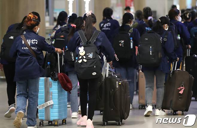 인천국제공항 제1여객터미널 입국장에 외국인 근로자가 입국하고 있다. ⓒ News1 DB