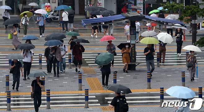 부산지역에 장맛비가 내리는 7일 오후 부산역 앞에서 우산을 쓴 시민과 관광객들이 발걸음을 옮기고 있다. 2023.7.7/뉴스1 ⓒ News1 윤일지 기자