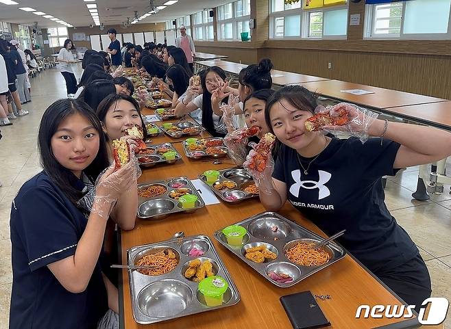 10일 충북 청주 남성중학교 학생들이 급식으로 나온 랍스터를 들어보이며 환하게 웃고 있다.(청주교육지원청 제공)/ 뉴스1