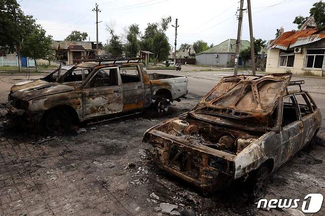 8일 (현지시간) 우크라이나 도네츠크 리만에서 러시아 군의 우라간 미사일 포격을 받아 불에 타고 파괴된 차량이 보인다. 2023.7.10 ⓒ AFP=뉴스1 ⓒ News1 우동명 기자