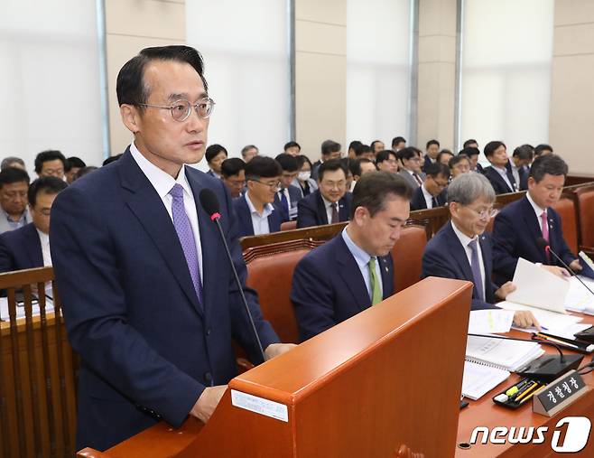 중앙선거관리위원회 사무총장 직무대행을 맡고 있는 허철훈 중앙선관위 사무차장이 서울 여의도 국회에서 열린 행정안전위원회 전체회의에서 업무보고를 하고 있다. 2023.6.22/뉴스1 ⓒ News1 송원영 기자