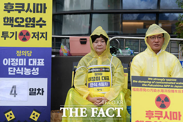 정의당 내 전·현직 당직자 50여 명이 새로운 진보정당 창당을 위해 당을 떠났다. '후쿠시마 핵 오염수 투기 저지' 단식농성을 이어가고 있는 이정미 정의당 대표(왼쪽)와 배진교 정의당 원내대표가 지난달 29일 서울 종로구 일본대사관 앞에 자리하고 있는 모습. /서예원 인턴기자