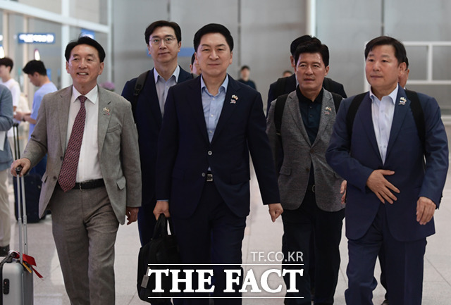 김기현 국민의힘 대표와 주요 당직자들이 10일 오전 인천국제공항 제2터미널 출국장에서 미국으로 출국하고 있다. /인천국제공항=이새롬 기자