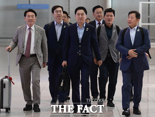 김기현 국민의힘 대표와 주요 당직자들이 10일 오전 인천국제공항 제2터미널 출국장에서 미국으로 출국하고 있다. /이새롬 기자