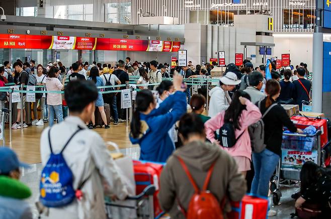 지난 2일 오전 인천국제공항 제1여객터미널 출국장이 여행객들로 붐비고 있다. /뉴시스