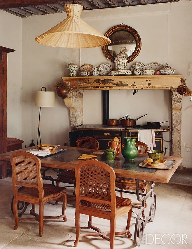 부엌 전경. 아틀리에 빔의 전등갓이 돋보이는 조명과 앤티크 테이블, 의자의 어울림이 자연스럽다. 선반 위에는 안토니가 모으는 프랑스 남부 지방 특유의 무스티에르(Moustiers) 앤티크 세라믹이 가득하다.
