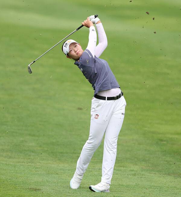 장타와 정확성을 겸비한 한국여자프로골프(KLPGA) 투어 스타플레이어 방신실 프로가 골프 스윙을 하는 모습이다. 유연한 스윙 폼으로 그린을 공략하고 있다. 사진제공=KLPGA