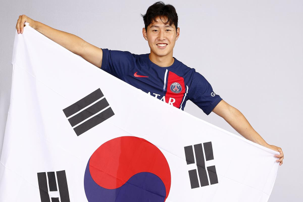 이강인이 태극기를 펼쳐 들었다.(사진=PSG)