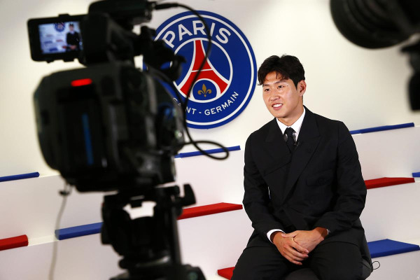 PSG 입단 후 카메라 앞에 선 이강인.(사진=PSG)