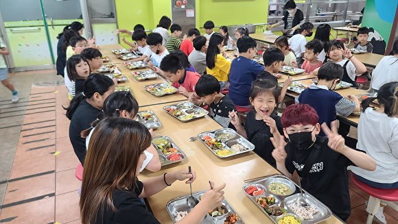 저탄소 학교급식을 먹고 있는 학생들  [사진=전북교육청 ]