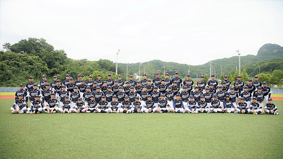 대한유소년야구연맹이 초, 중학교 선수 79명을 선발해 일본에서 열리는 국제교류전에 대표팀을 파견한다. 유소년연맹 선발 대표팀 선수단이 함께 모여 기념촬영하고 있다. [사진=대한유소년야구연맹]