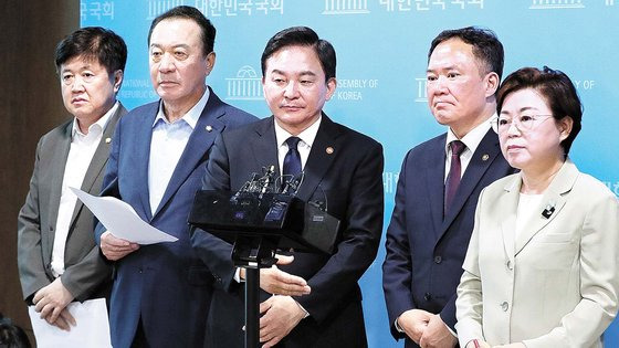 원희룡 국토교통부 장관이 지난 6일 오전 서울 여의도 국회 소통관에서 '서울~양평 고속도로에 대한 뉴스' 관련 취재진의 질문을 받고 있다. 뉴스1